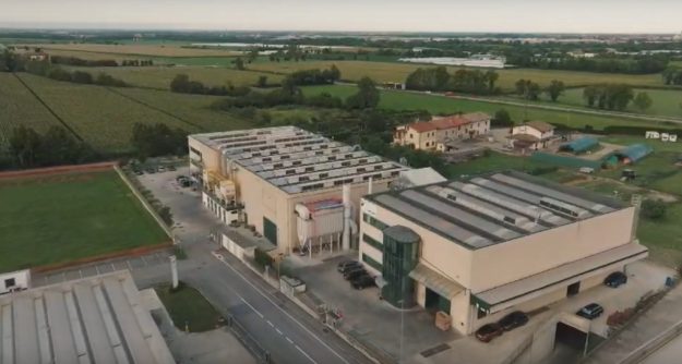 vista da alto fabbrica - eliche radice, lombardia